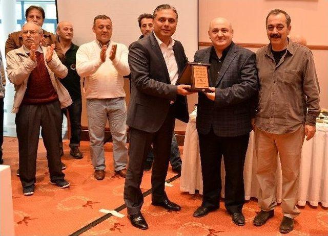 Başkan Uysal’a Briççilerden Plaket