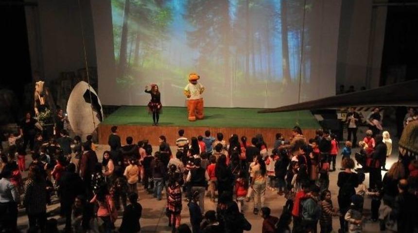 Yetim Ve &Ouml;ks&uuml;z &Ccedil;ocuklar Jurassıc Land&rsquo;da Eğlendi
