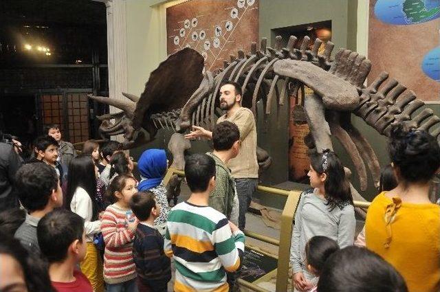 Yetim Ve Öksüz Çocuklar Jurassıc Land’da Eğlendi