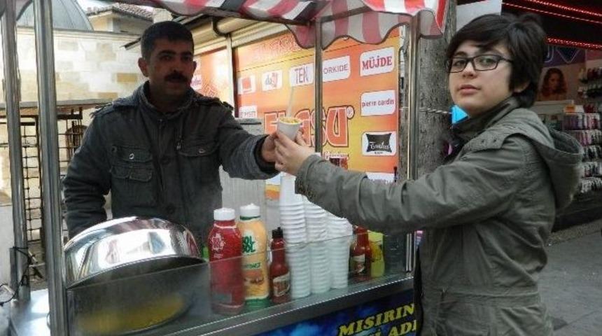 Bardakta Tereyağlı Mısır Yoğun İlgi G&ouml;r&uuml;yor