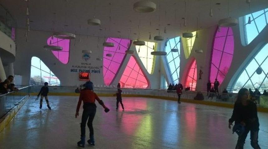 S&ouml;mestr Tatilinde Buz Pateni &Ouml;ğrenen &Ouml;ğrenciler Sertifikalarını Aldı