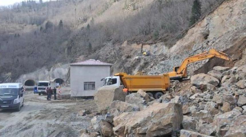 Yol I&ccedil;in Patlatılan Dinamit Evin Duvarını Yıktı