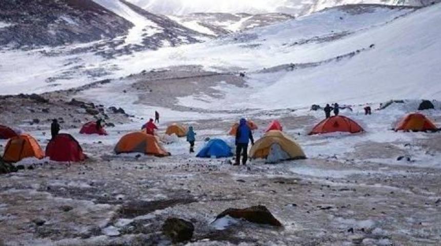 T&uuml;rk Ve Yabancı 39 Dağcı, Ağrı'da Fırtınada Mahsur Kaldı