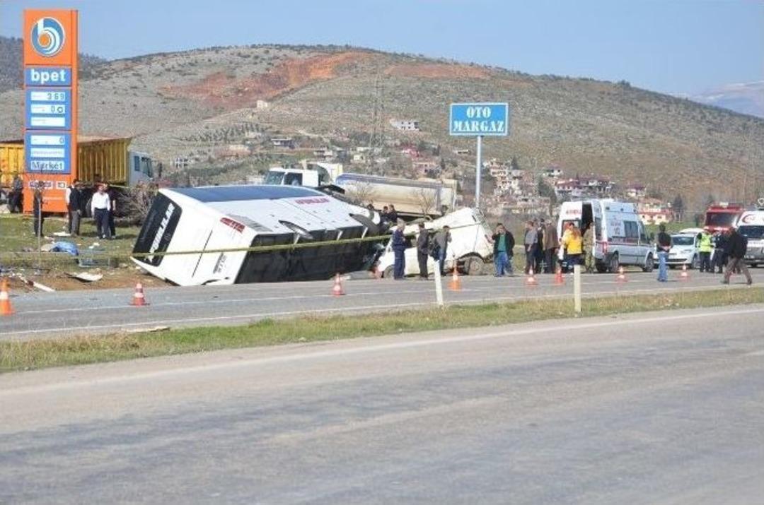 Kahramanmaraş&rsquo;ta Yolcu Otob&uuml;s&uuml; İle Minib&uuml;s &Ccedil;arpıştı: 5&rsquo;i Ağır 20 Yaralı