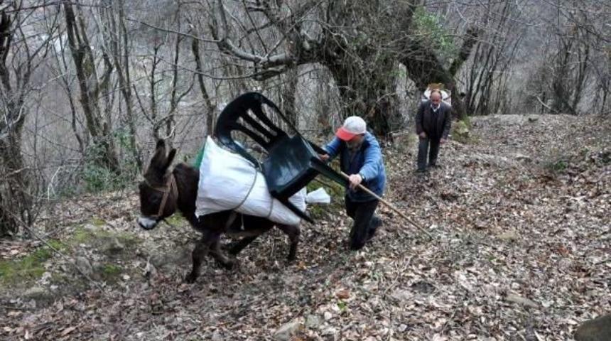 Yolu Olmayan Evlerine Eşekle Eşya Taşıyorlar