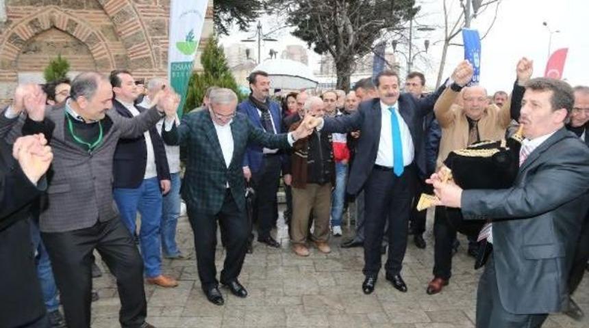 Bakan &Ccedil;elik Ve Vali Karaloğlu Hamsi Dağıtıp, Horon Tepti