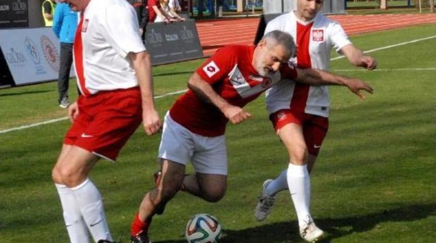 Parlamenterler Yeşil Sahada Ter D&ouml;k&uuml;yor