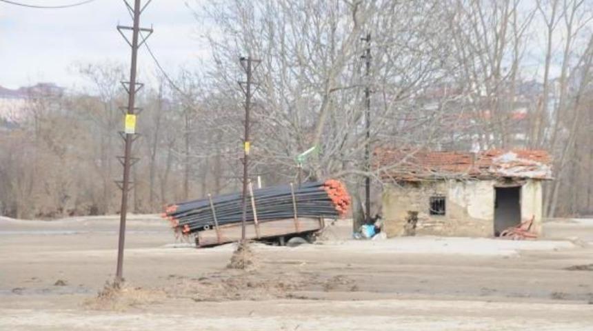 Sular &Ccedil;ekildi, &Ccedil;amur Ve Kum Deryası Kaldı