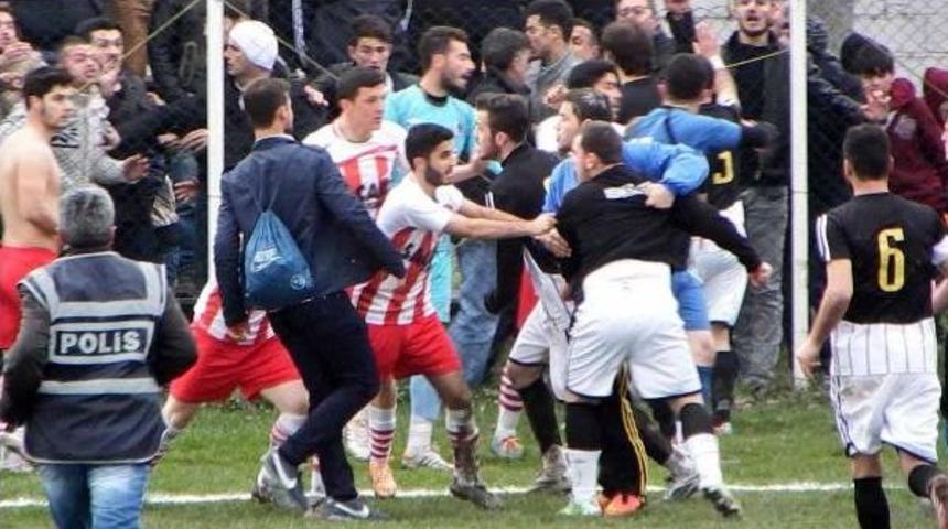 Uzatmalarda Beraberlik Gol&uuml; Gelince Futbolcular Tekme Tokat Birbirine Girip, Hakeme Saldırdılar