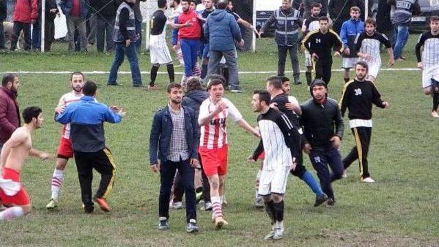 Uzatmalarda Beraberlik Golü Gelince Futbolcular Tekme Tokat Birbirine Girip, Hakeme Saldırdılar