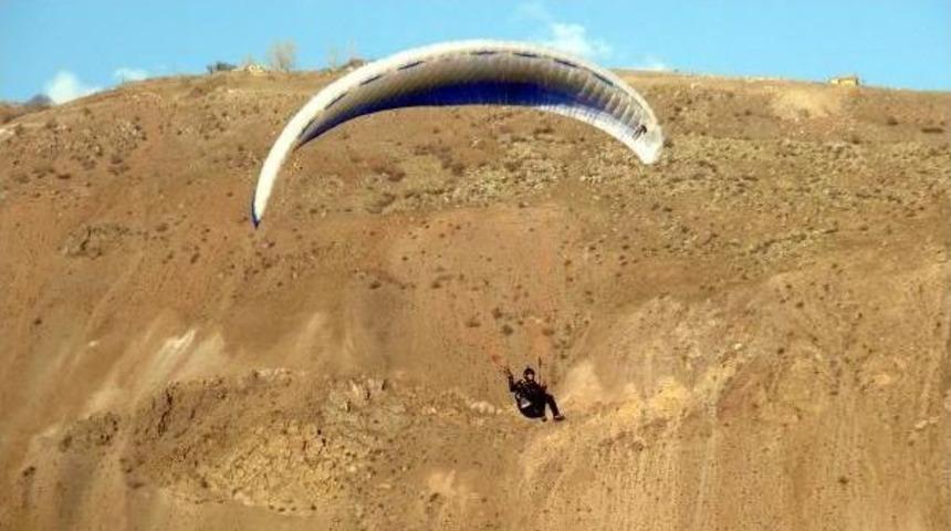 Karlı Dağların Doruklarında Adrenalin Tutkusu