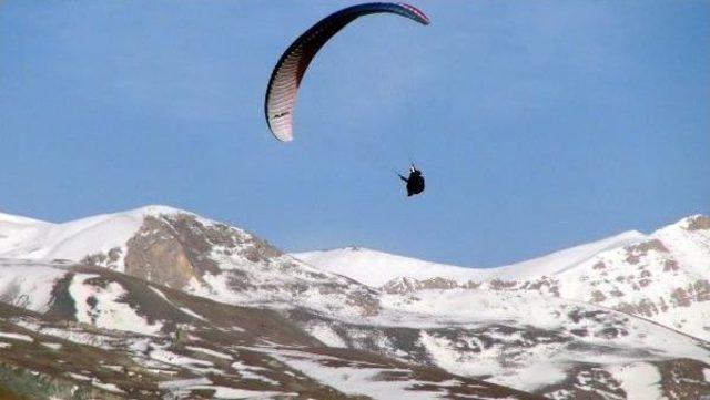 Karlı Dağların Doruklarında Adrenalin Tutkusu