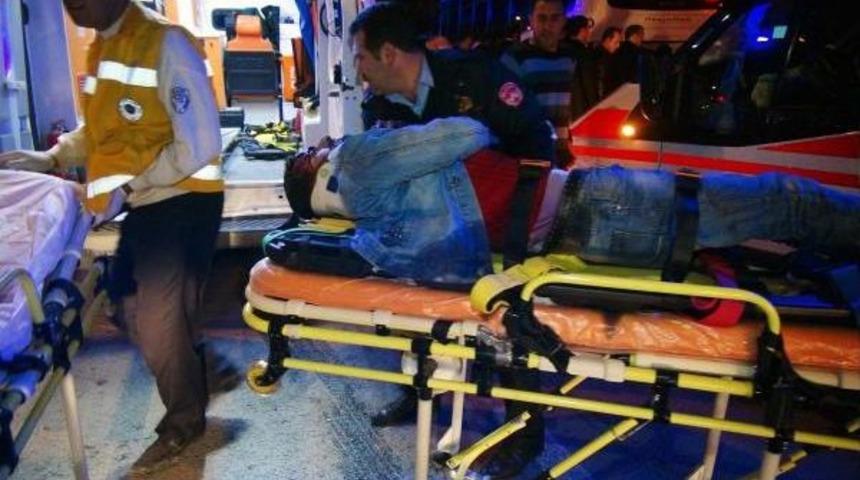 Otomobil Park Edilen Halk Otob&uuml;s&uuml;ne &Ccedil;arptı: 4 Yaralı