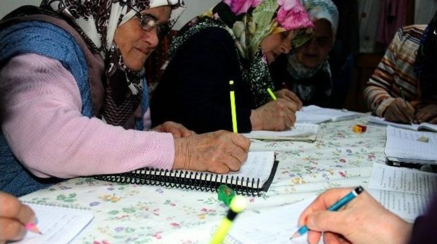 G&ouml;n&uuml;ll&uuml; Olarak K&ouml;yde Okuma-yazma &Ouml;ğretiyor