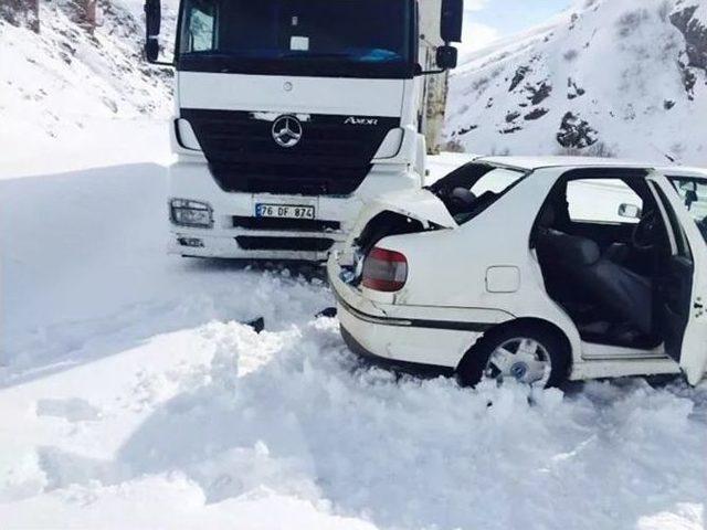 Eleşkirt’te Trafik Kazası: 2 Yaralı