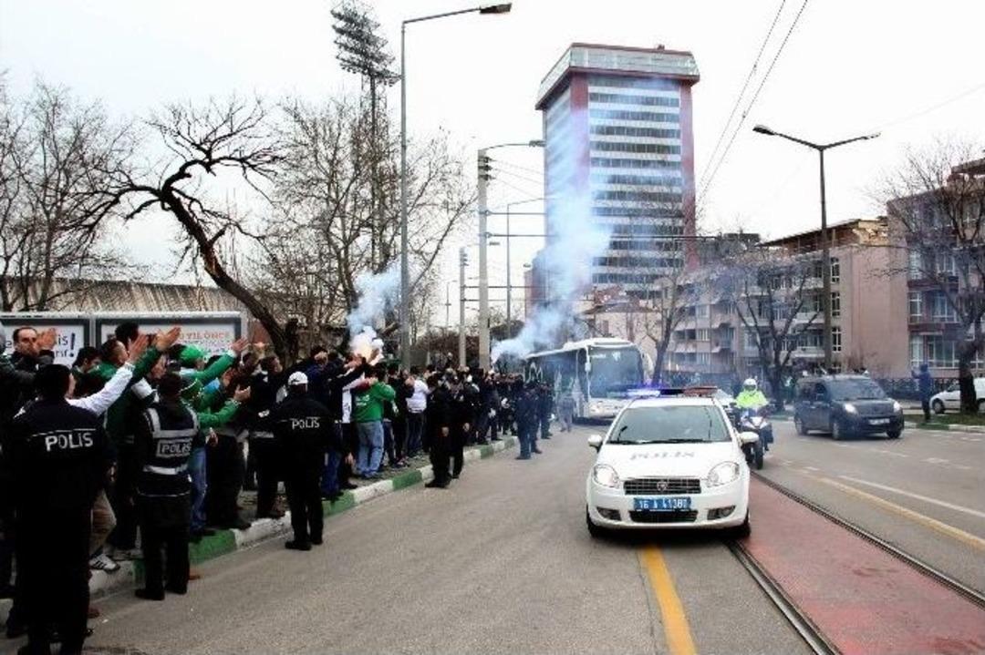 Bursaspor&rsquo;a Taraftardan Coşkulu Karşılama