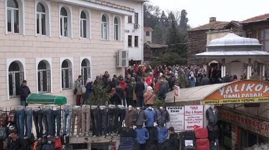 Bı&ccedil;aklanarak &Ouml;ld&uuml;r&uuml;len Kadın Son Yolculuğuna Uğurlandı