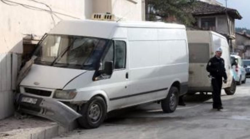 Yoldan Çıkan Panelvan Eve Çarptı