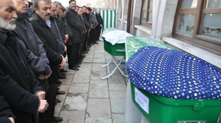 Kazada &Ouml;len 2 Kadın Toprağa Verildi