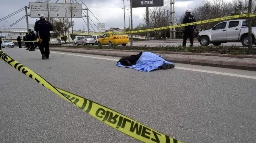 Yolun Karşısına Ge&ccedil;mek İsterken Otomobilin Altında Can Verdi