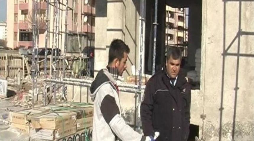 Başına Kalas Düşen İşçi Yaralandı