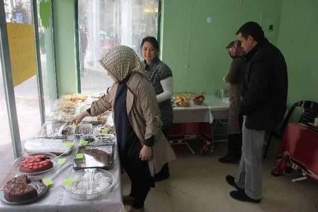 Ev Hanımları Lösemili Çocuk İçin Kermes Düzenledi