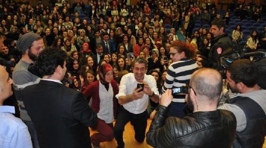 Erkan Petekkaya, &Uuml;niversite &Ouml;ğrencileri Ile S&ouml;yleşi Yaptı