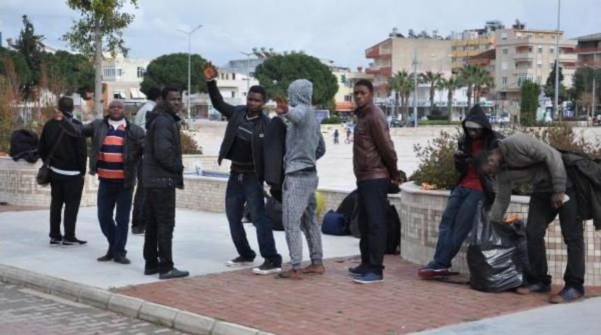 Lastik Botta 10 &Uuml;lkeden 47 Ka&ccedil;ak Yakalandı