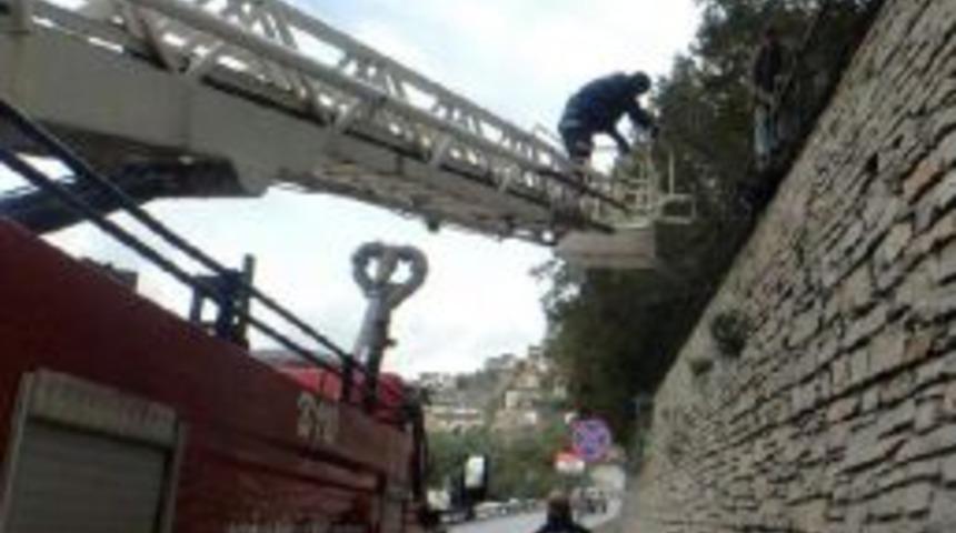 Okul Bah&ccedil;esinin Korkuluk Demirine Sıkışan K&ouml;pek Kurtarıldı