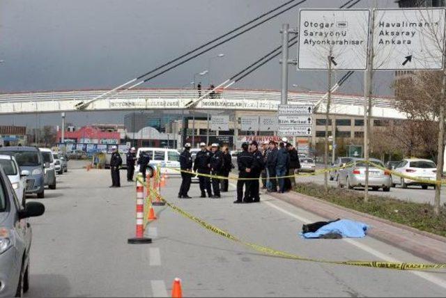 Üst Geçidi Kullanmadı, Otomobilin Altında Öldü