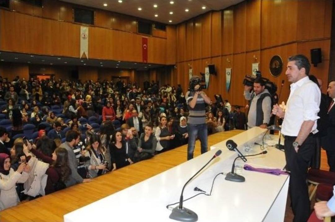 &Ouml;ğrencilerden Erkan Petekkaya&rsquo;ya Yoğun İlgi