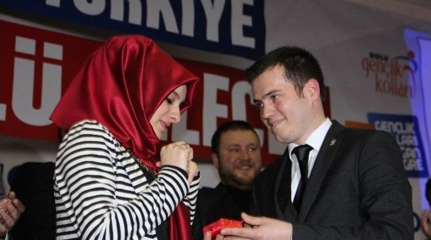 Ak Partili Başkan Sahnede Kız Arkadaşına Evlenme Teklif Etti