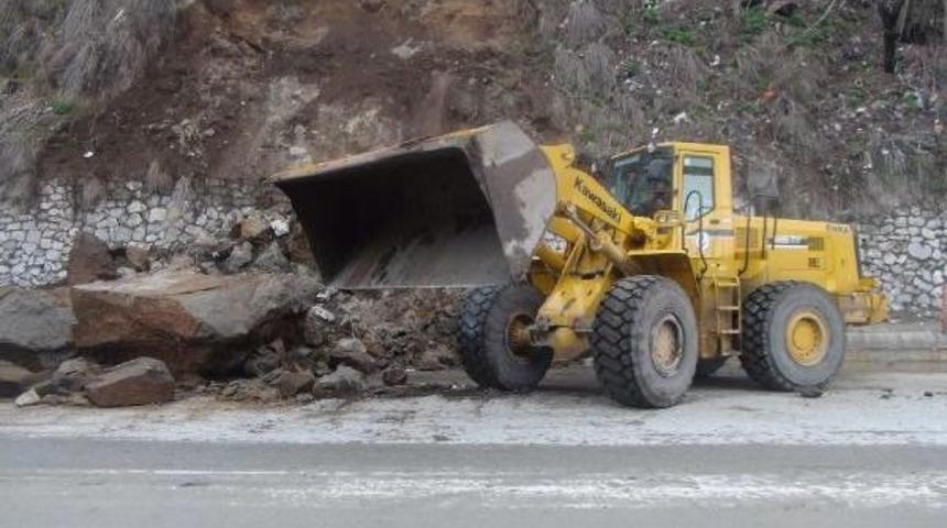 Bitlis'te Tonlarca Kaya Par&ccedil;ası Yola Indi