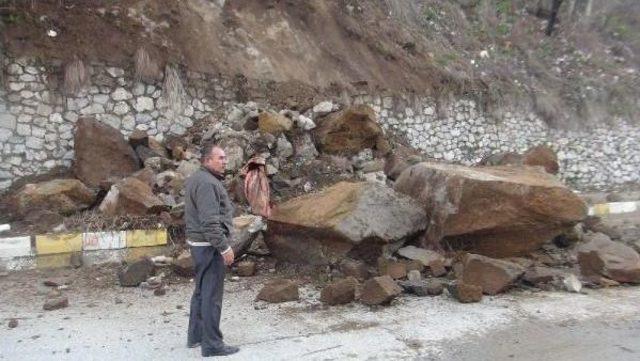 Bitlis'te Tonlarca Kaya Parçası Yola Indi