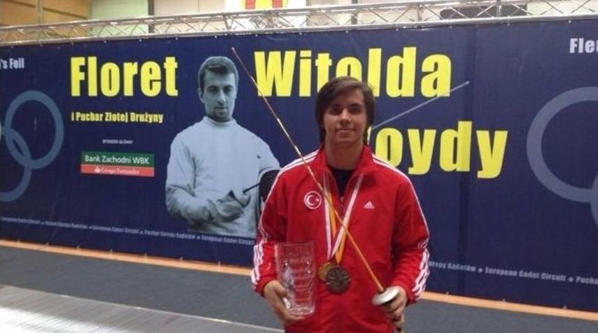 Milli Eskrimci Menküer Altın Madalya Kazandı