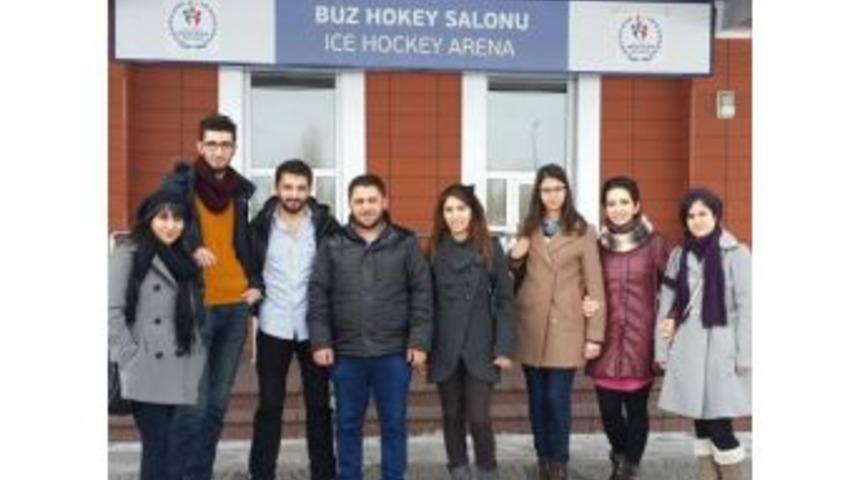 Er-vak Gen&ccedil;leri Tiyatro Sahnesinden Sonra Şimdi De Buz Paten Pistindeler