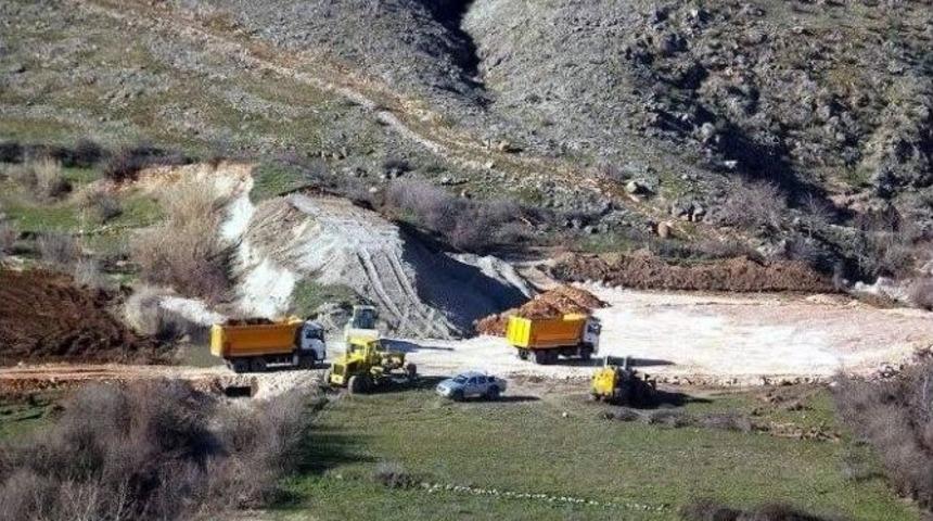 Nissibi Köprüsü’nün Bağlantı Yolu Yapılıyor
