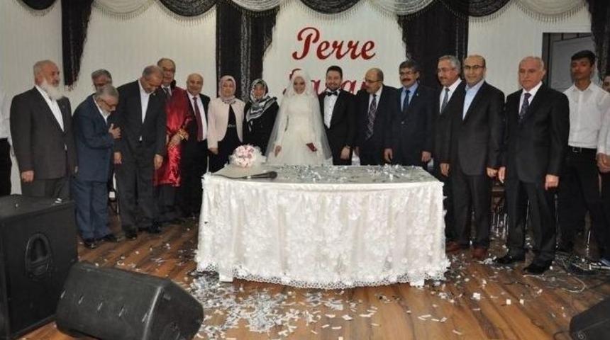 Rekt&ouml;r G&ouml;n&uuml;ll&uuml;&rsquo;n&uuml;n Mutlu G&uuml;n&uuml;