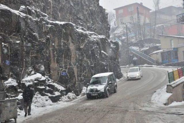 Bitlis'te 17 Köy Yolu Kardan Kapandı