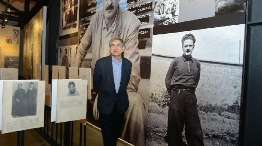 Orhan Pamuk'tan Şiir K&uuml;t&uuml;phanesi&rsquo;Ne &Ouml;vg&uuml;
