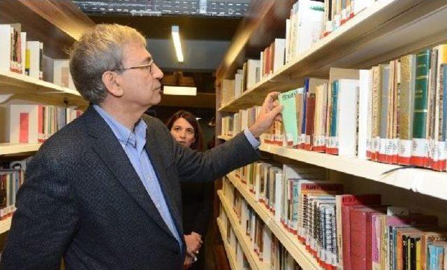 Orhan Pamuk'tan Şiir Kütüphanesi’Ne Övgü