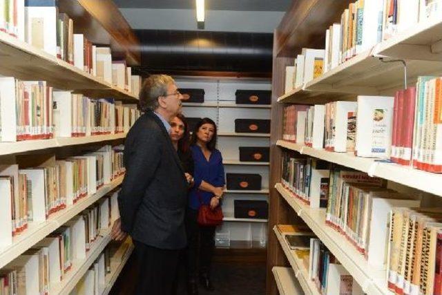 Orhan Pamuk'tan Şiir Kütüphanesi’Ne Övgü