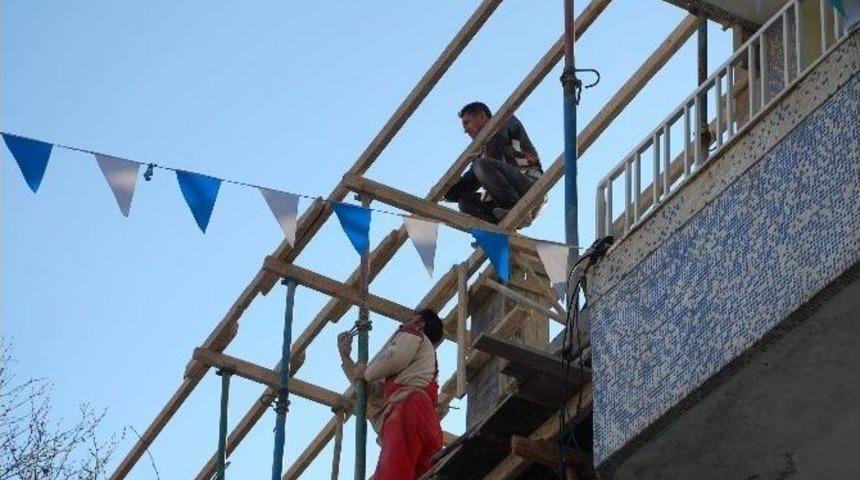 Hi&ccedil; Bir G&uuml;venlik &Ouml;nlemi Almadan Metrelerce Y&uuml;ksekte &Ccedil;alışıyor