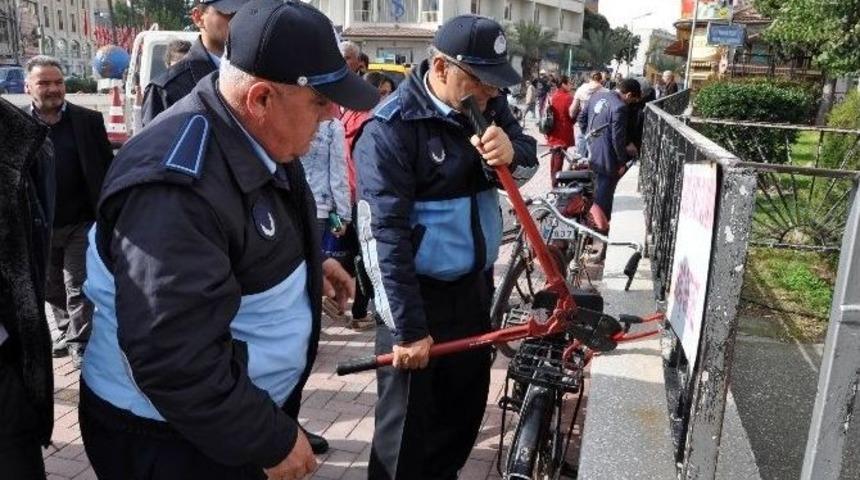 Tarsus Zabıtası Kaldırımları İşgal Eden Bisikletleri Topladı