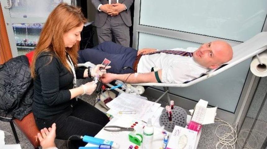 K&uuml;tahya Belediyesi Personelinden Kızılay&rsquo;a Kan Bağışı