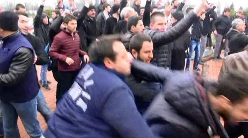 Sakarya &Uuml;niversitesi'nde 'katlamalı Har&ccedil;' Protestosunda &Ouml;ğrenci Kavgası