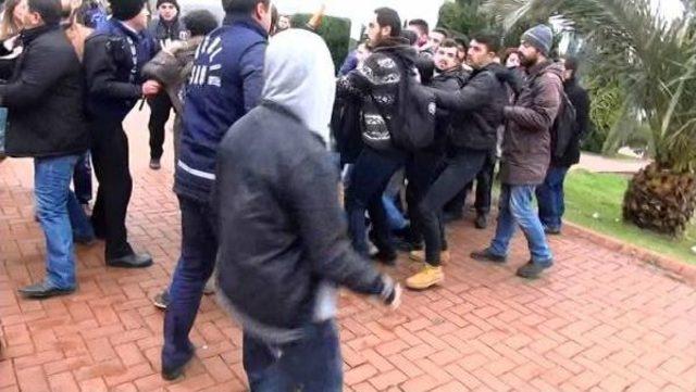 Sakarya Üniversitesi'nde 'katlamalı Harç' Protestosunda Öğrenci Kavgası