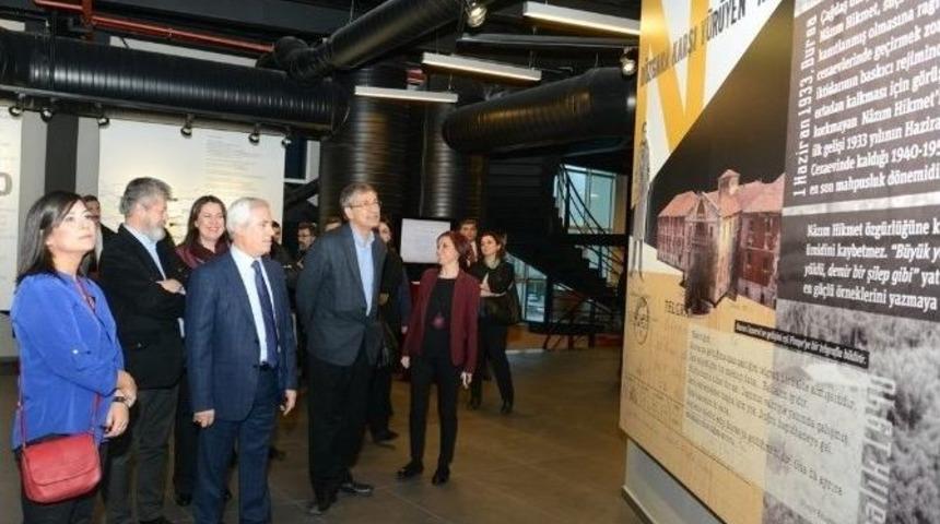Orhan Pamuk Şiir K&uuml;t&uuml;phanesi&rsquo;ne Hayran Kaldı