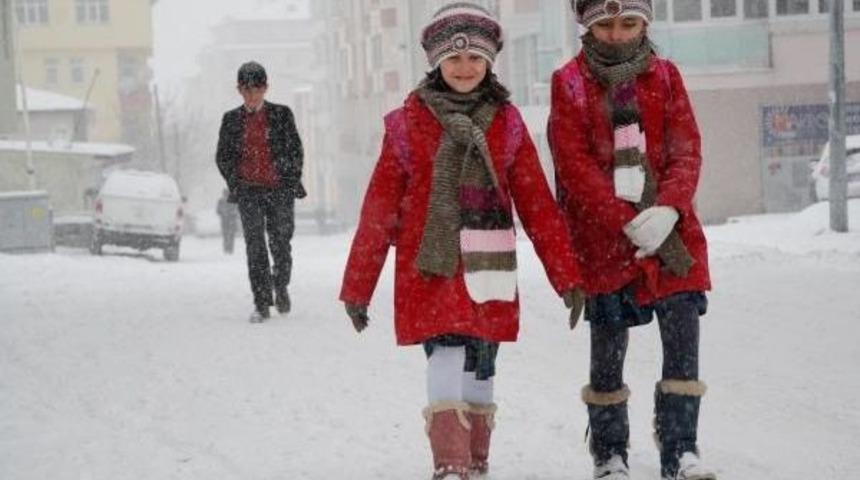 Doğu'ya Kar Yağdı Okullar Tatil Edildi (2)