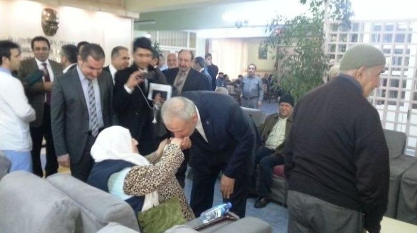 Ak Parti&rsquo;den Huzurevi&rsquo;ne Ziyaret